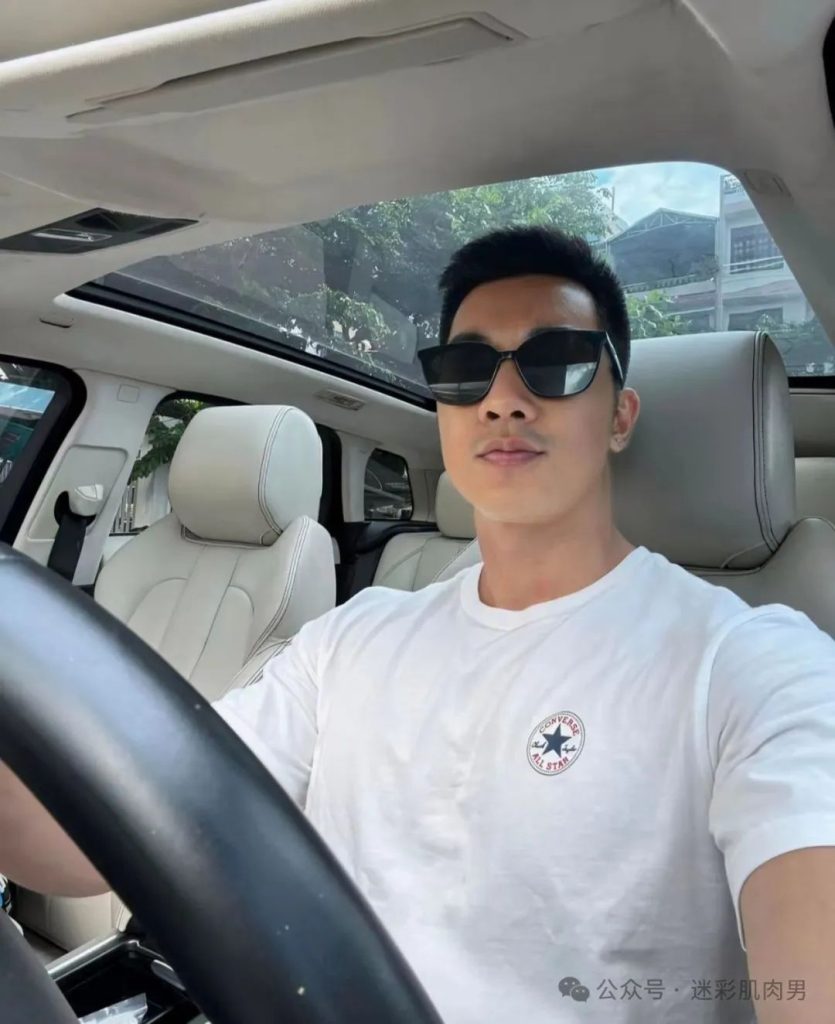 皮划艇不穿衣的运动男腿岔太开?湿透白裤子遮不住了! 皮划艇不穿衣的运动男腿岔太开?湿透白裤子遮不住了!