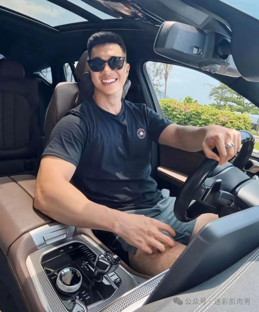 皮划艇不穿衣的运动男腿岔太开?湿透白裤子遮不住了! 皮划艇不穿衣的运动男腿岔太开?湿透白裤子遮不住了!