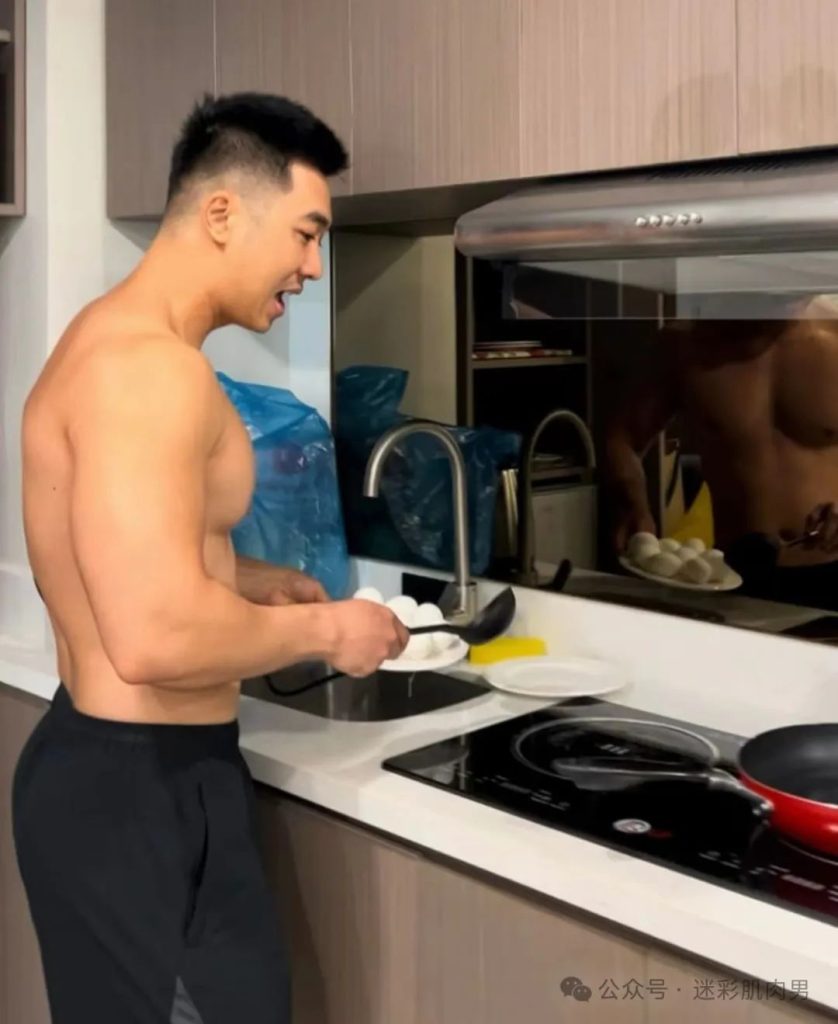 皮划艇不穿衣的运动男腿岔太开?湿透白裤子遮不住了! 皮划艇不穿衣的运动男腿岔太开?湿透白裤子遮不住了!