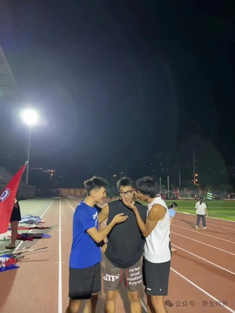 哈尔滨工程大学体育生男大互亲，操场脱衣太顶了！