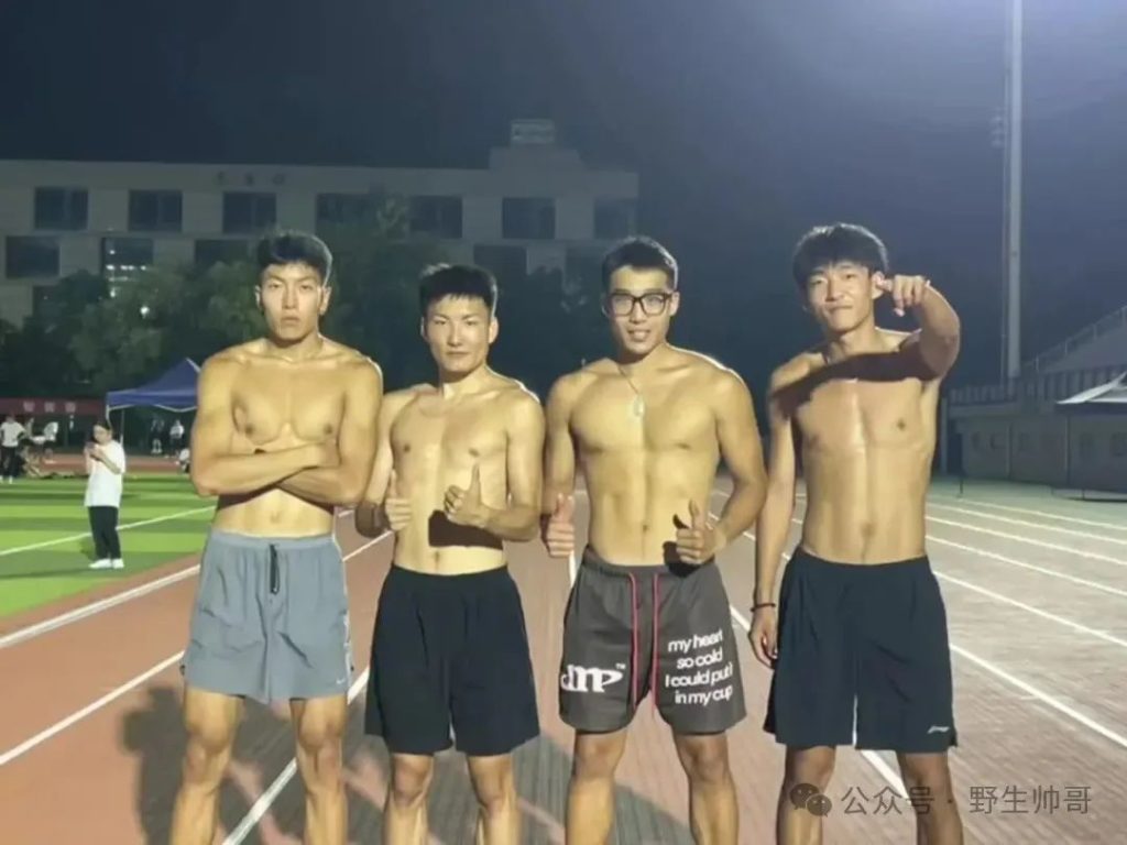 哈尔滨工程大学体育生男大互亲，操场脱衣太顶了！