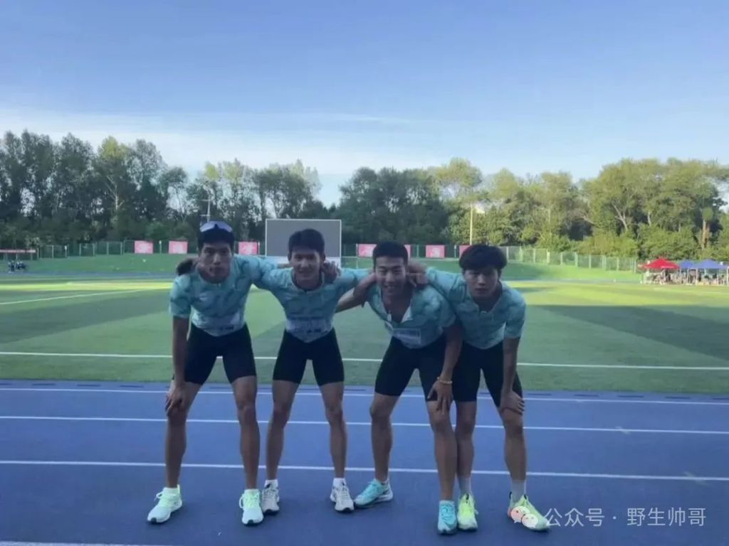 哈尔滨工程大学体育生男大互亲，操场脱衣太顶了！