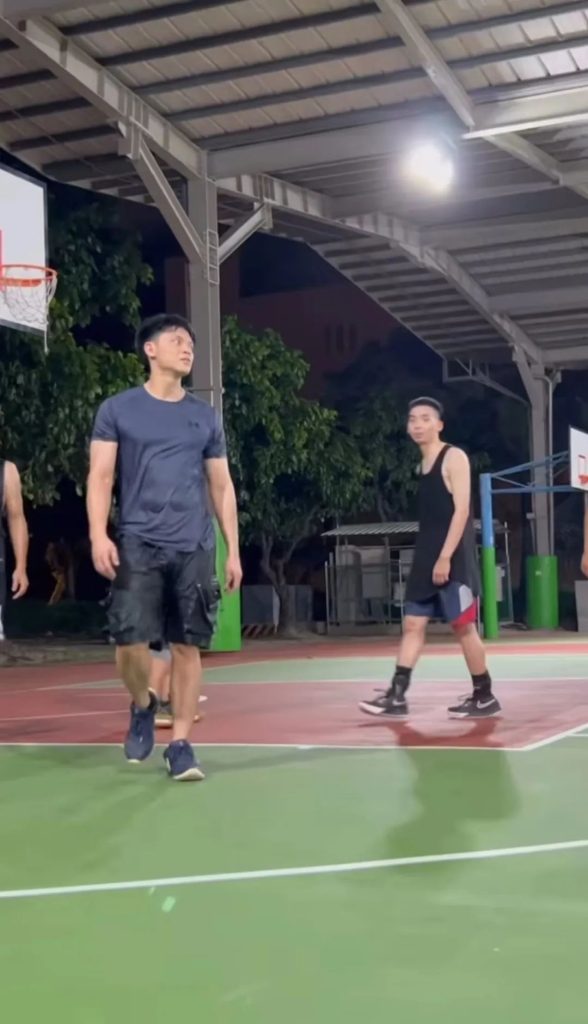 篮球小哥全身湿透，大包实力藏不住了！