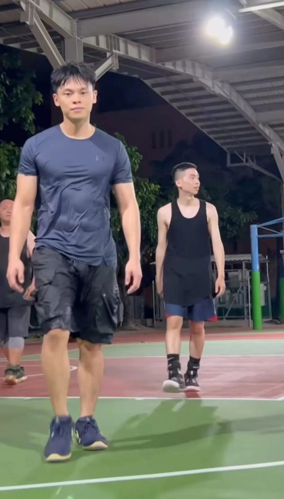 篮球小哥全身湿透，大包实力藏不住了！