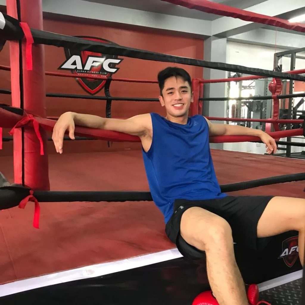 校篮球队体育生长太帅!高中就做男模赚钱了 校篮球队体育生长太帅!高中就做男模赚钱了