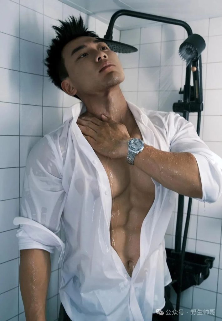 人夫感十足的肌肉壮男洗澡了，这是免费能看的？