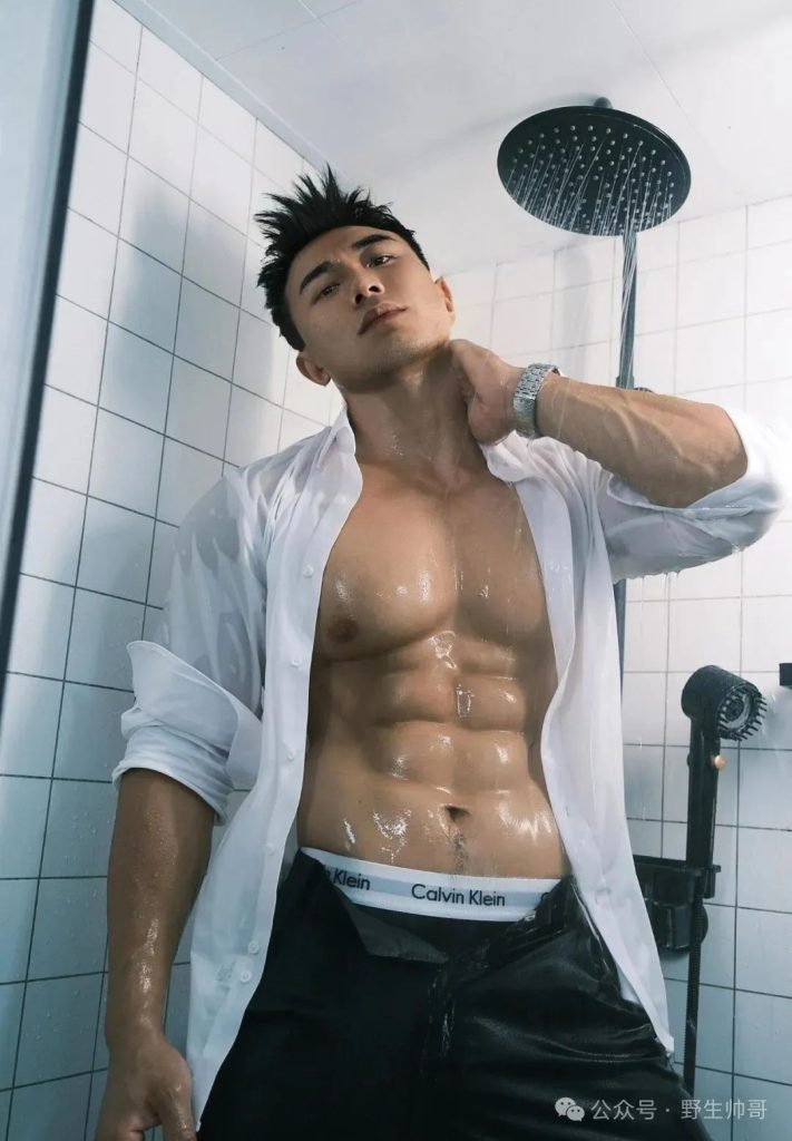 人夫感十足的肌肉壮男洗澡了，这是免费能看的？