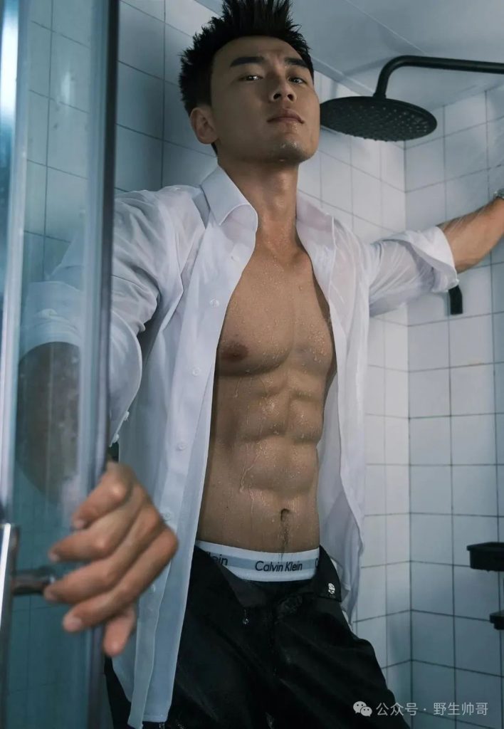 人夫感十足的肌肉壮男洗澡了，这是免费能看的？