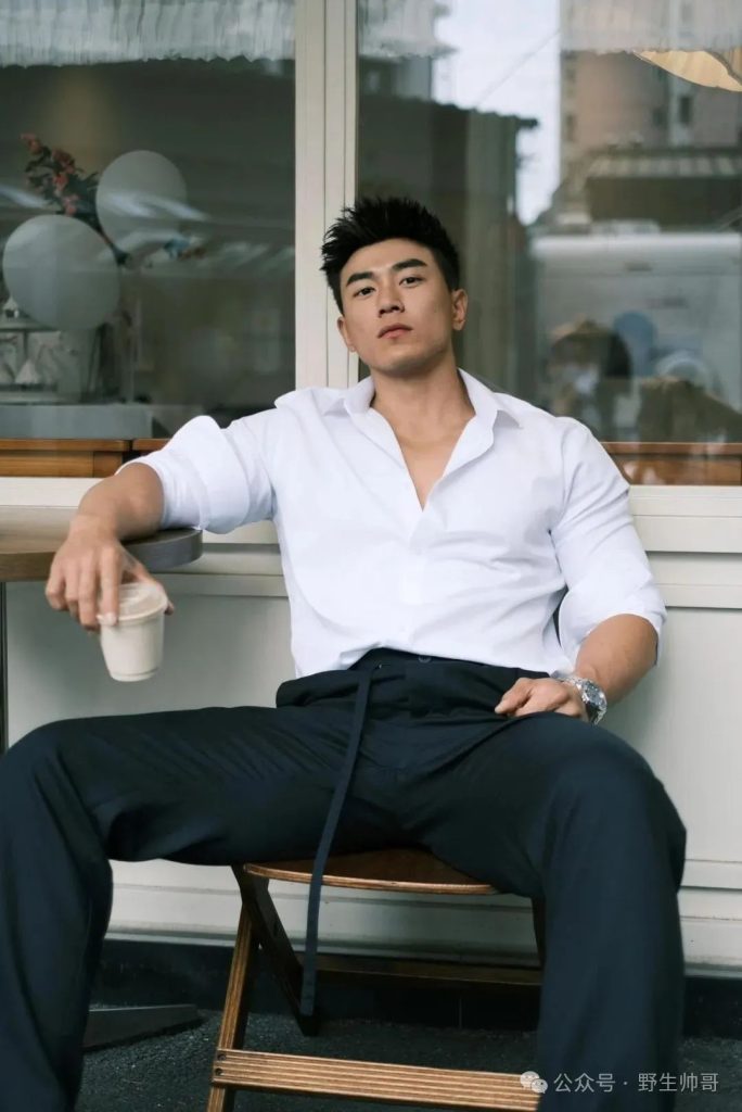 人夫感十足的肌肉壮男洗澡了，这是免费能看的？