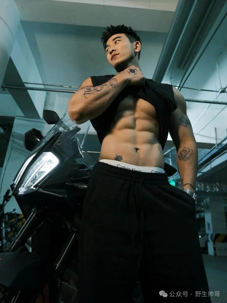 人夫感十足的肌肉壮男洗澡了，这是免费能看的？