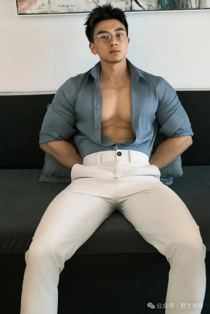 人夫感十足的肌肉壮男洗澡了，这是免费能看的？