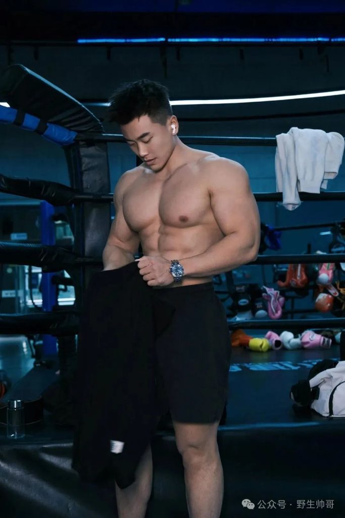 人夫感十足的肌肉壮男洗澡了，这是免费能看的？