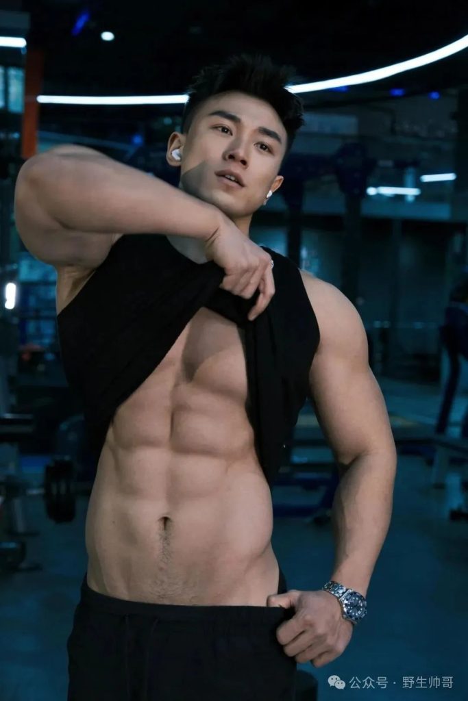 人夫感十足的肌肉壮男洗澡了，这是免费能看的？