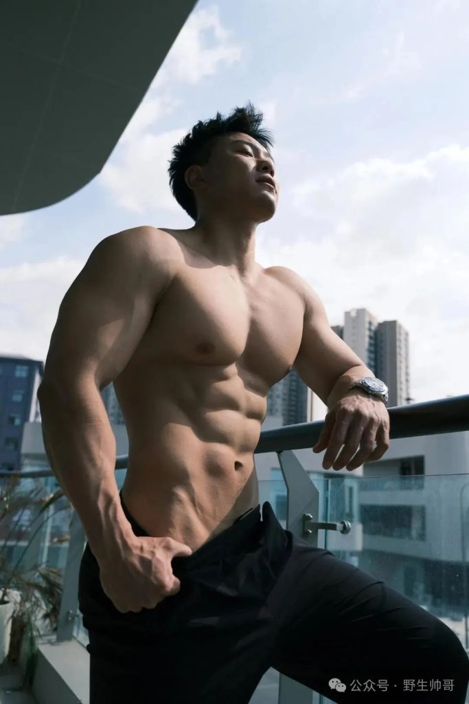 人夫感十足的肌肉壮男洗澡了，这是免费能看的？