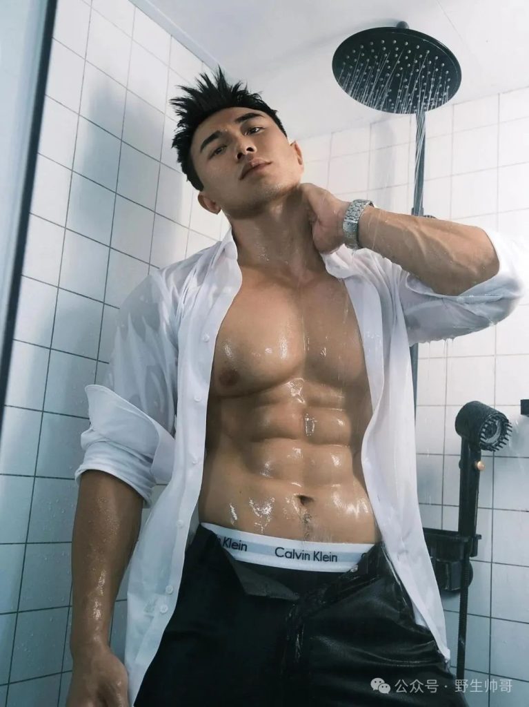 人夫感十足的肌肉壮男洗澡了，这是免费能看的？