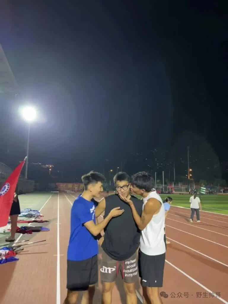 哈尔滨工程大学体育生男大互亲，操场脱衣太顶了！