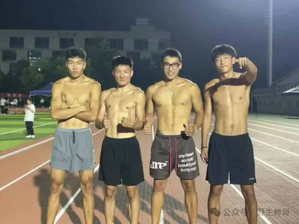 哈尔滨工程大学体育生男大互亲，操场脱衣太顶了！