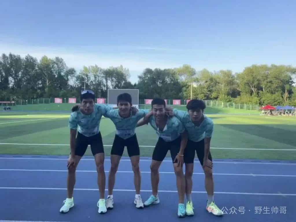 哈尔滨工程大学体育生男大互亲，操场脱衣太顶了！