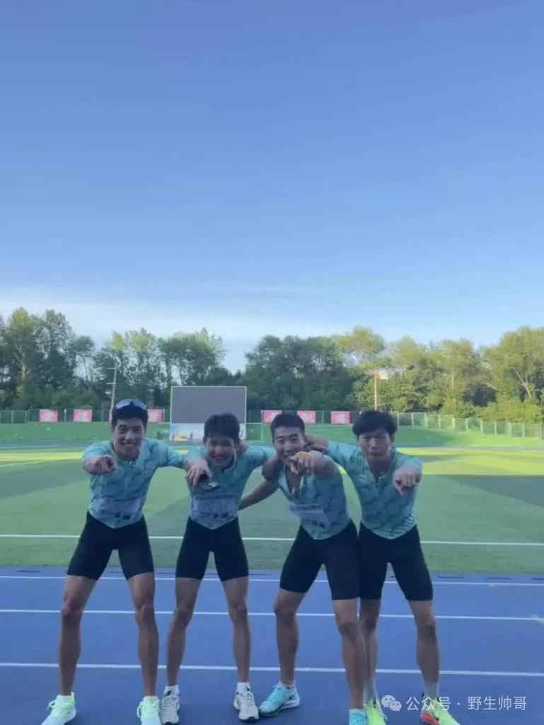 哈尔滨工程大学体育生男大互亲，操场脱衣太顶了！