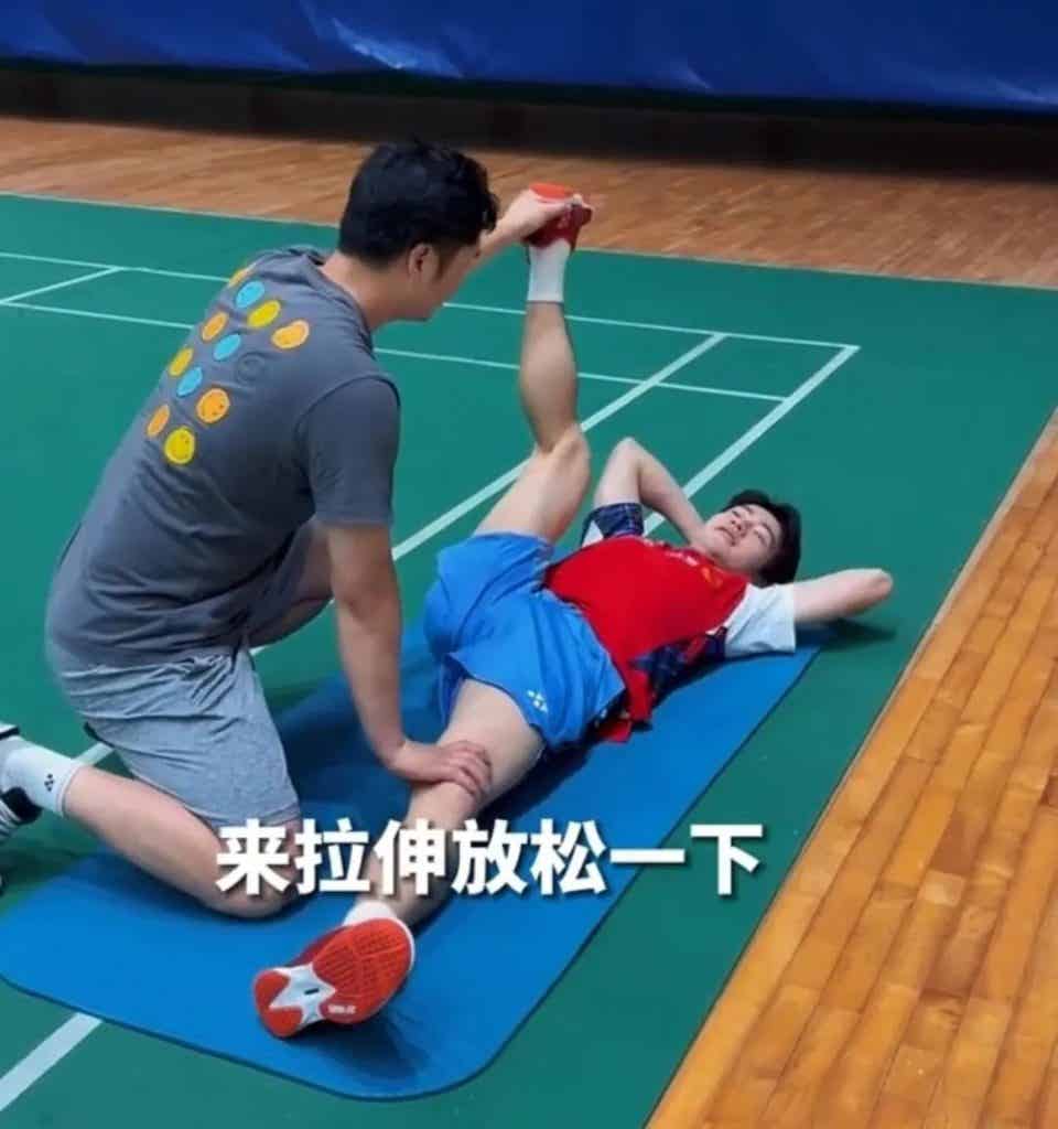 羽毛球男神王昶被队医按地上拉伸,这画面免费能看? 羽毛球男神王昶被队医按地上拉伸,这画面免费能看?
