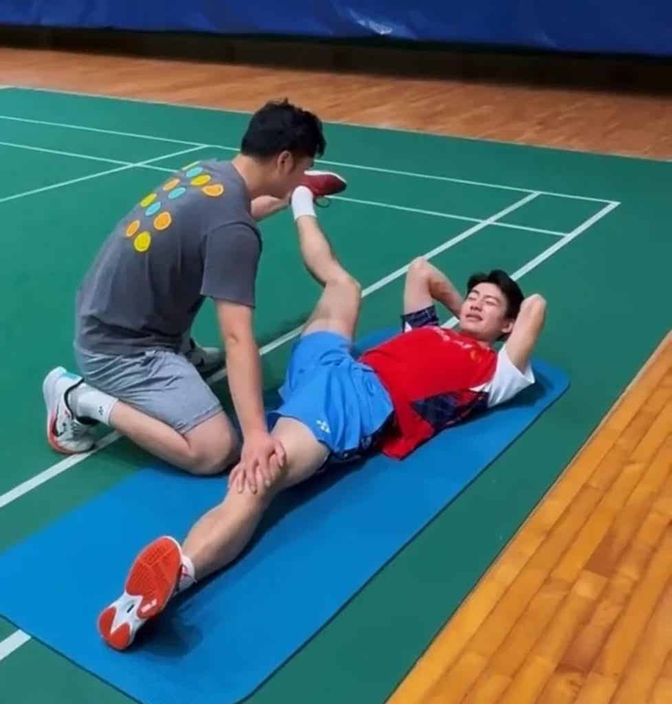 羽毛球男神王昶被队医按地上拉伸,这画面免费能看? 羽毛球男神王昶被队医按地上拉伸,这画面免费能看?