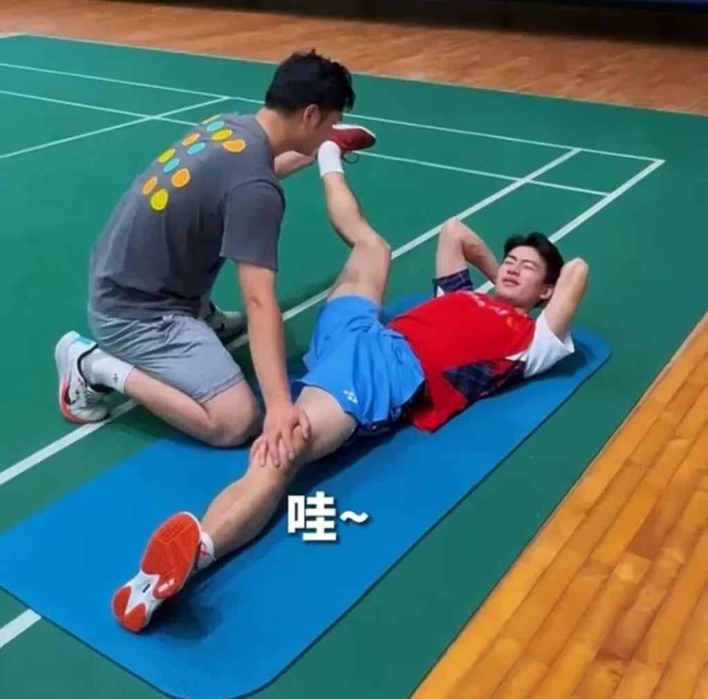 羽毛球男神王昶被队医按地上拉伸,这画面免费能看? 羽毛球男神王昶被队医按地上拉伸,这画面免费能看?
