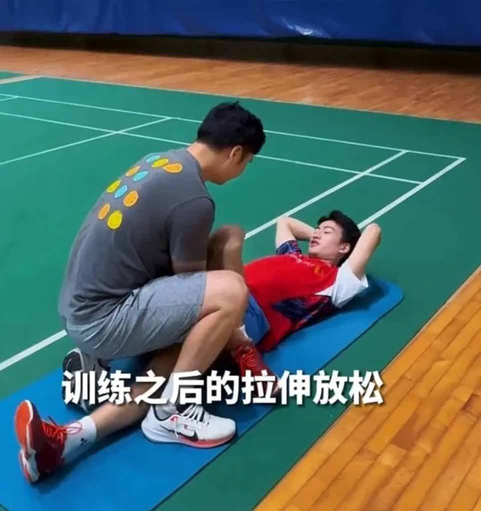 羽毛球男神王昶被队医按地上拉伸,这画面免费能看? 羽毛球男神王昶被队医按地上拉伸,这画面免费能看?