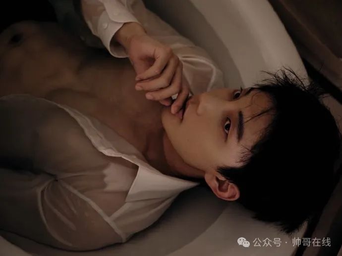 184CM 奶肌体育生写真视频曝光,网友:胸肌练得更大了! 184CM 奶肌体育生写真视频曝光,网友:胸肌练得更大了!