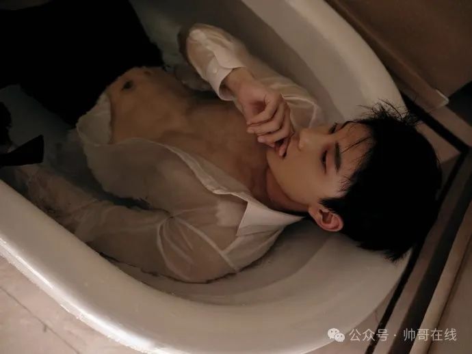 184CM 奶肌体育生写真视频曝光,网友:胸肌练得更大了! 184CM 奶肌体育生写真视频曝光,网友:胸肌练得更大了!