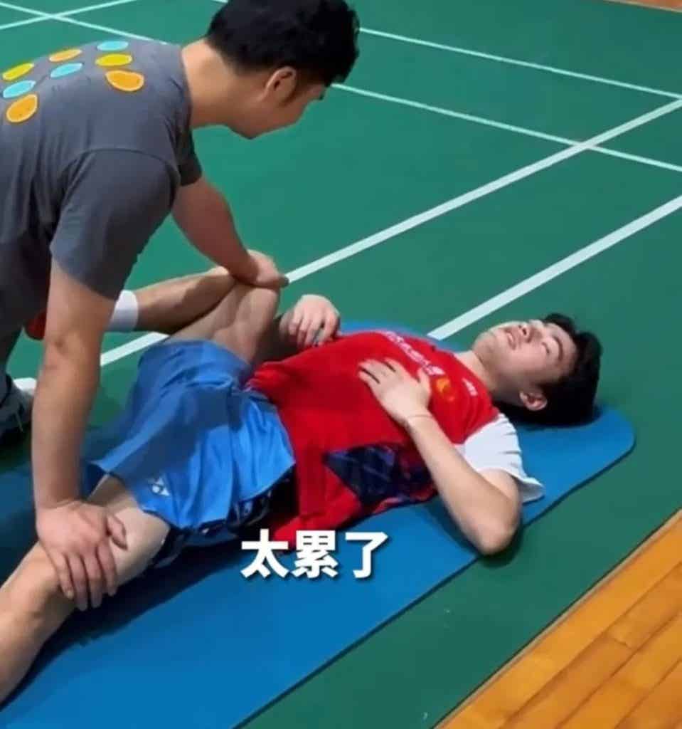 羽毛球男神王昶被队医按地上拉伸,这画面免费能看? 羽毛球男神王昶被队医按地上拉伸,这画面免费能看?
