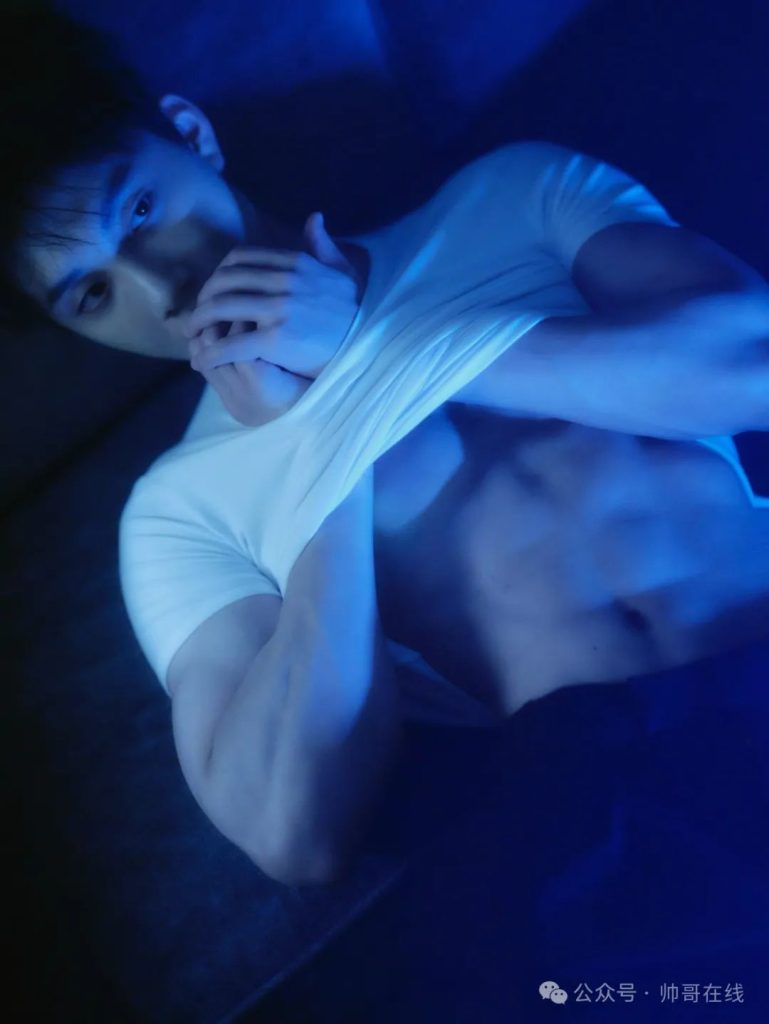 184CM 奶肌体育生写真视频曝光,网友:胸肌练得更大了! 184CM 奶肌体育生写真视频曝光,网友:胸肌练得更大了!