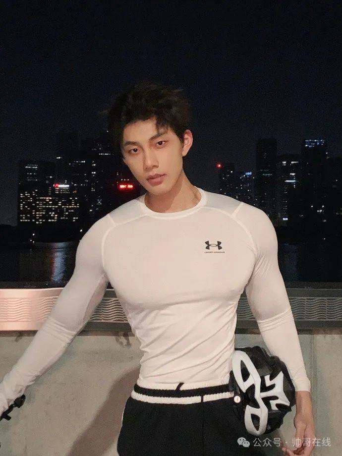 184CM 奶肌体育生写真视频曝光,网友:胸肌练得更大了! 184CM 奶肌体育生写真视频曝光,网友:胸肌练得更大了!