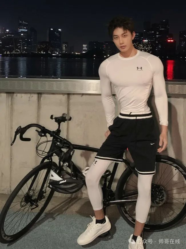 184CM 奶肌体育生写真视频曝光,网友:胸肌练得更大了! 184CM 奶肌体育生写真视频曝光,网友:胸肌练得更大了!