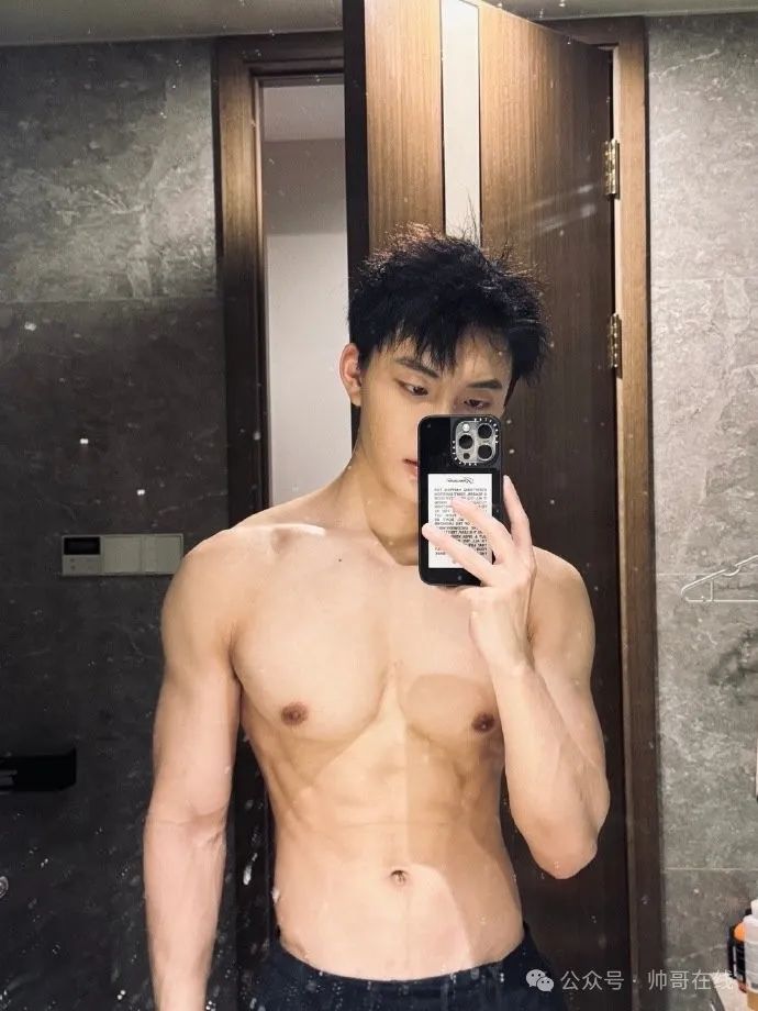 184CM 奶肌体育生写真视频曝光,网友:胸肌练得更大了! 184CM 奶肌体育生写真视频曝光,网友:胸肌练得更大了!