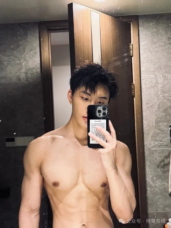 184CM 奶肌体育生写真视频曝光,网友:胸肌练得更大了! 184CM 奶肌体育生写真视频曝光,网友:胸肌练得更大了!