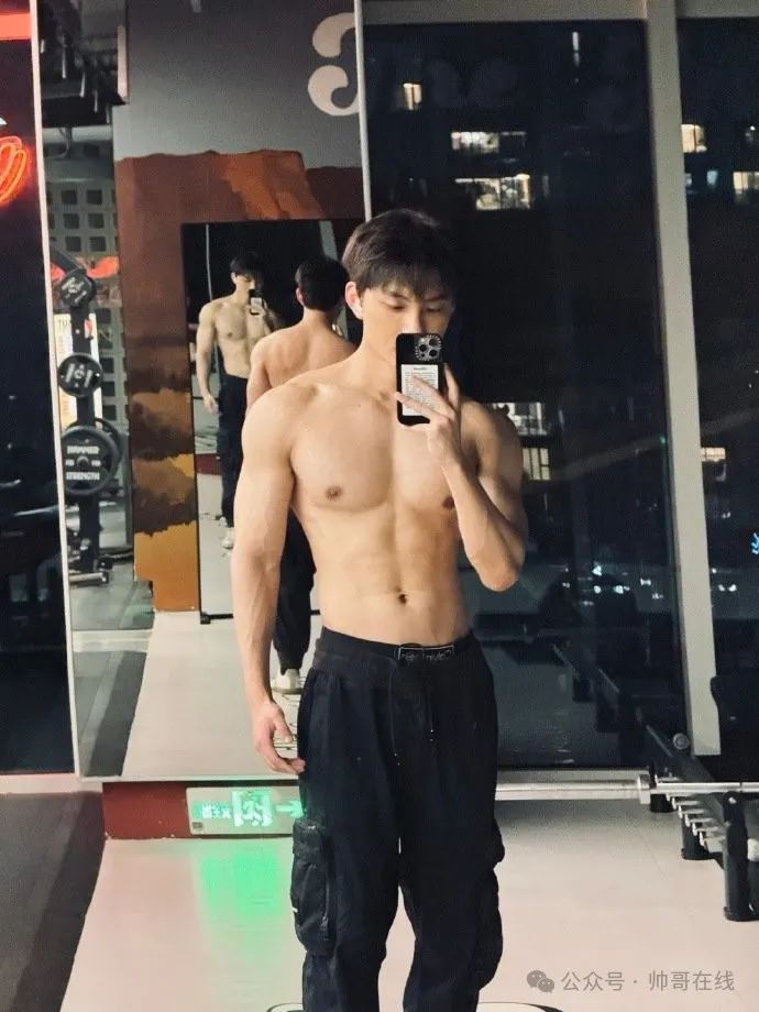 184CM 奶肌体育生写真视频曝光,网友:胸肌练得更大了! 184CM 奶肌体育生写真视频曝光,网友:胸肌练得更大了!