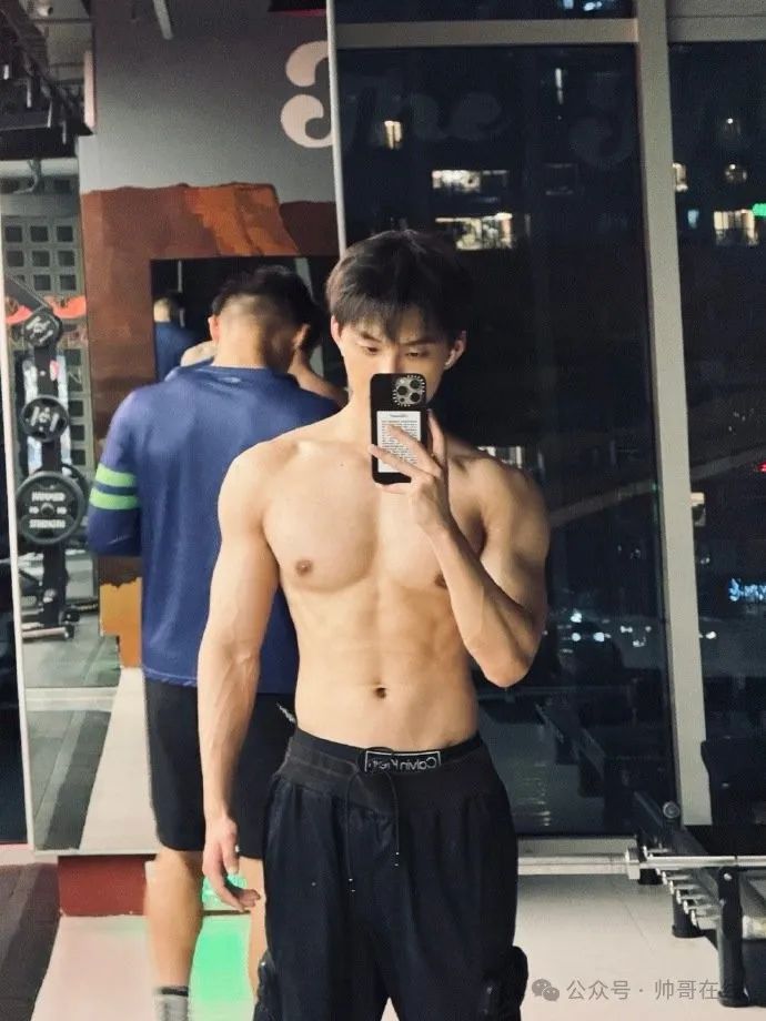 184CM 奶肌体育生写真视频曝光,网友:胸肌练得更大了! 184CM 奶肌体育生写真视频曝光,网友:胸肌练得更大了!