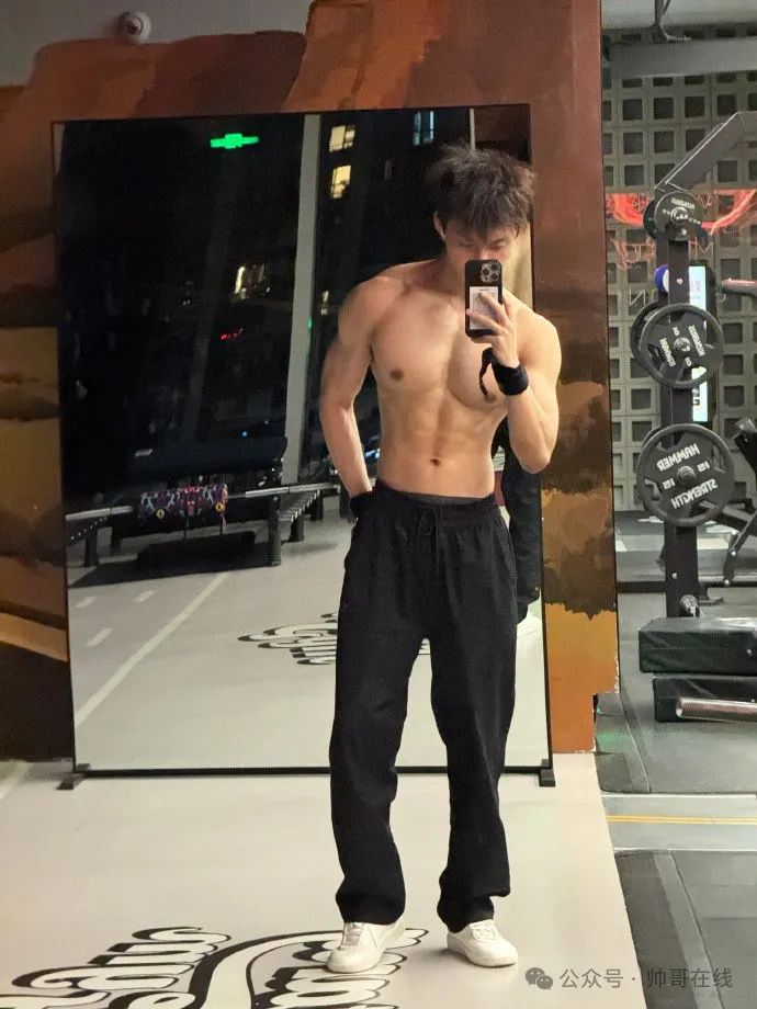 184CM 奶肌体育生写真视频曝光,网友:胸肌练得更大了! 184CM 奶肌体育生写真视频曝光,网友:胸肌练得更大了!