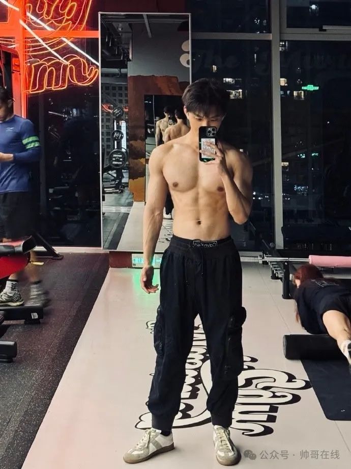 184CM 奶肌体育生写真视频曝光,网友:胸肌练得更大了! 184CM 奶肌体育生写真视频曝光,网友:胸肌练得更大了!