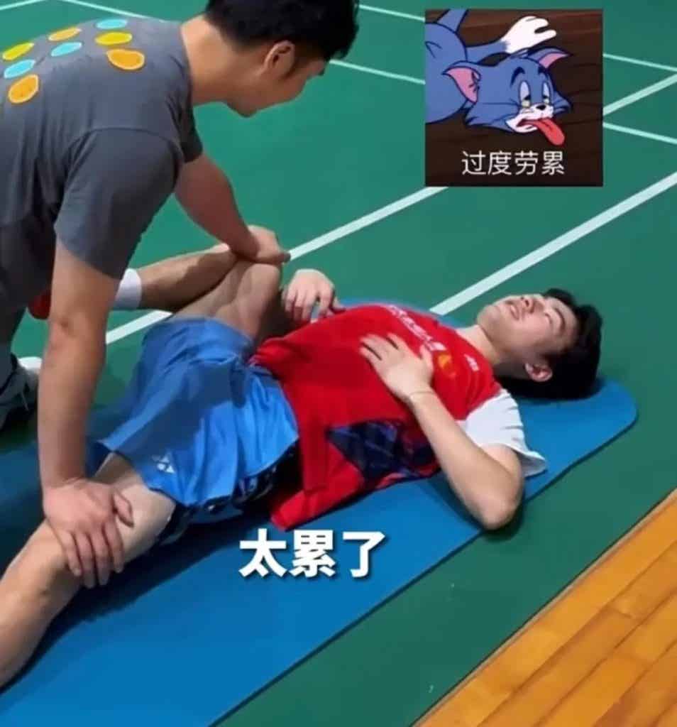 羽毛球男神王昶被队医按地上拉伸,这画面免费能看? 羽毛球男神王昶被队医按地上拉伸,这画面免费能看?