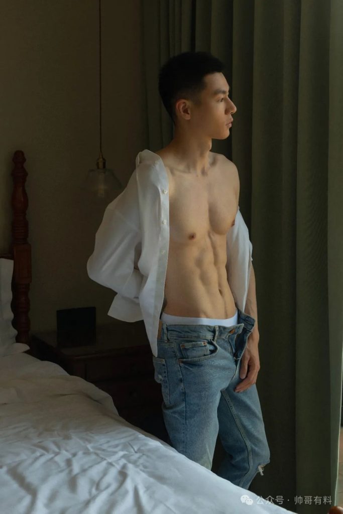 奶白肌、前凸后翘，网友疯迷的型男身材