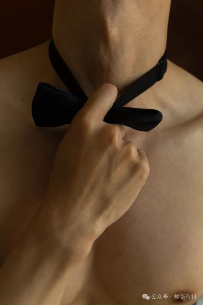 奶白肌、前凸后翘，网友疯迷的型男身材