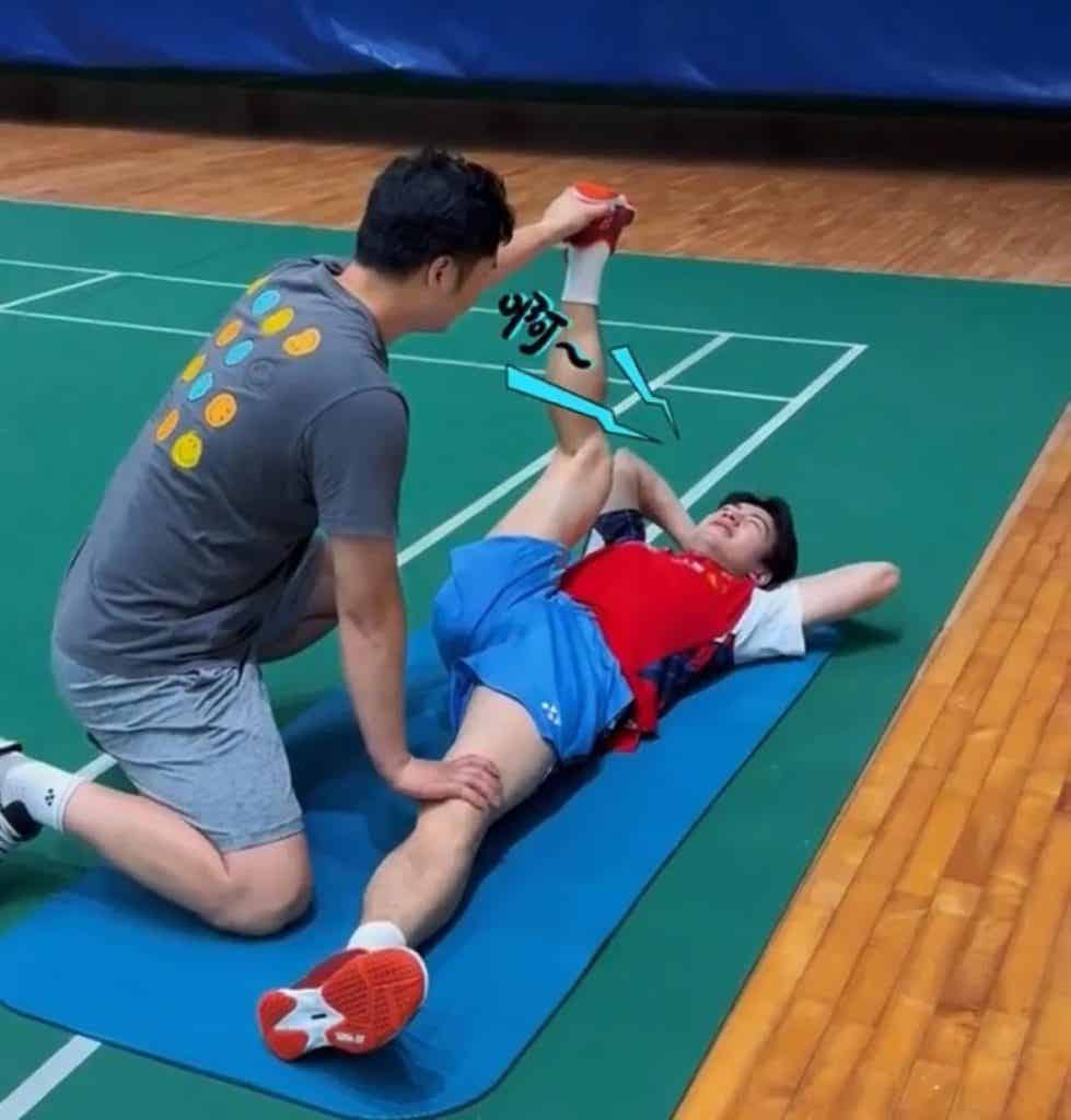 羽毛球男神王昶被队医按地上拉伸,这画面免费能看? 羽毛球男神王昶被队医按地上拉伸,这画面免费能看?