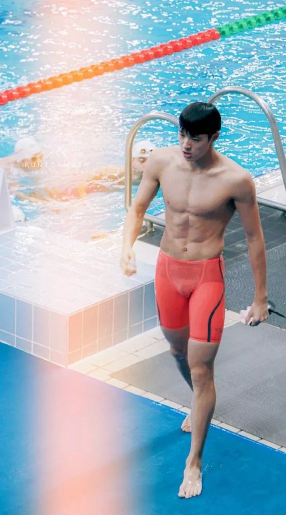 跳水运动员张翼祥居然脱了去拍大片?太长啦超可以! 跳水运动员张翼祥居然脱了去拍大片?太长啦超可以!