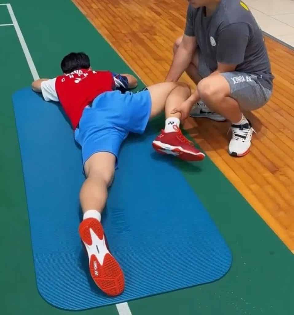 羽毛球男神王昶被队医按地上拉伸,这画面免费能看? 羽毛球男神王昶被队医按地上拉伸,这画面免费能看?