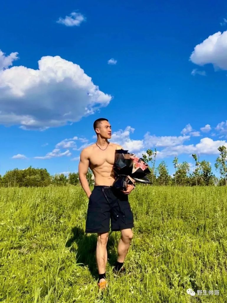 寸头爷们野外露营脱衣身材太顶了!东北男人果然大! 寸头爷们野外露营脱衣身材太顶了!东北男人果然大!