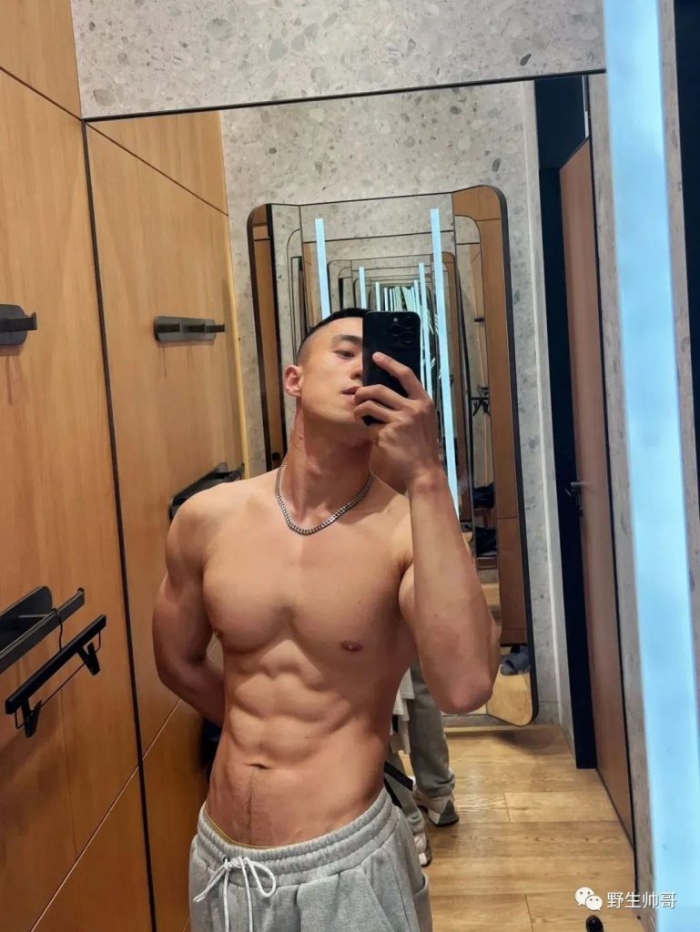 寸头爷们野外露营脱衣身材太顶了!东北男人果然大! 寸头爷们野外露营脱衣身材太顶了!东北男人果然大!