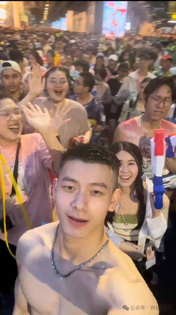 在【泰国宋干节】0 开张的他!竟然被采访了… 在【泰国宋干节】0 开张的他!竟然被采访了…