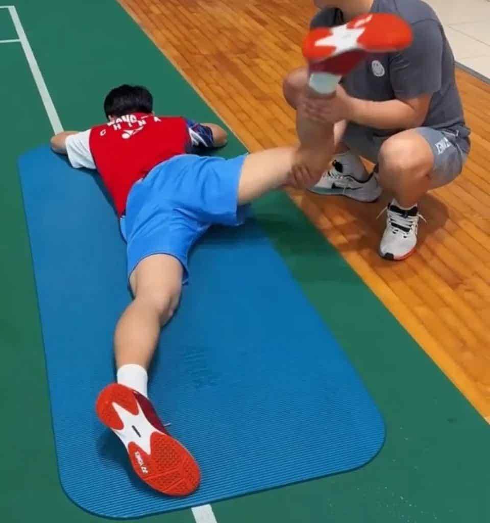 羽毛球男神王昶被队医按地上拉伸,这画面免费能看? 羽毛球男神王昶被队医按地上拉伸,这画面免费能看?