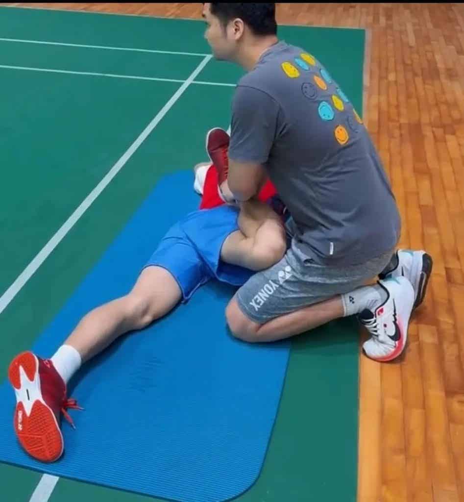 羽毛球男神王昶被队医按地上拉伸,这画面免费能看? 羽毛球男神王昶被队医按地上拉伸,这画面免费能看?